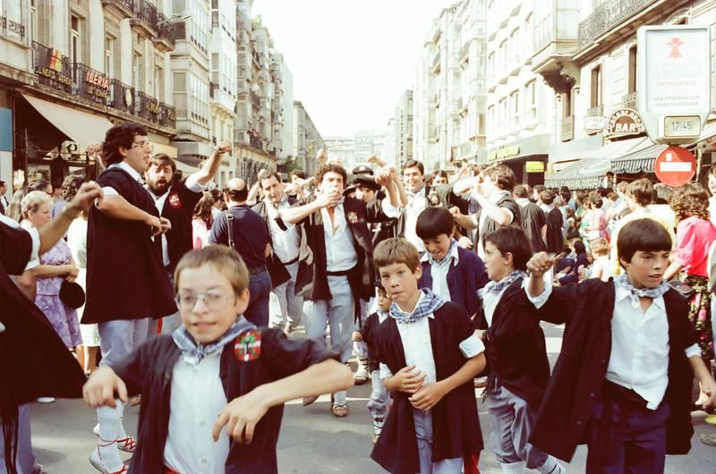Niños en un paseíllo en 1982