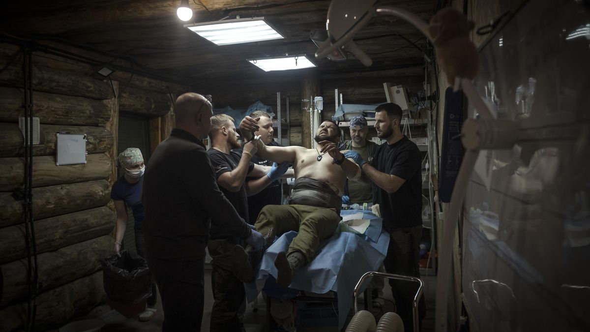 Los médicos militares reciben a Mykolav (nombre ficticio), antes de retirar el torniquete ambominal hecho por sus compañeros en el frente, tras un impacto de artillería que le provocó grandes heridas en el estómago.
