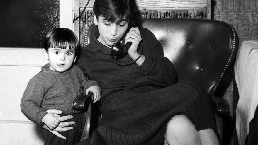 ‘De hija a madre, de madre a hija’: el hilo maternofilial que teje la vida y la obra de Carmen Martín Gaite