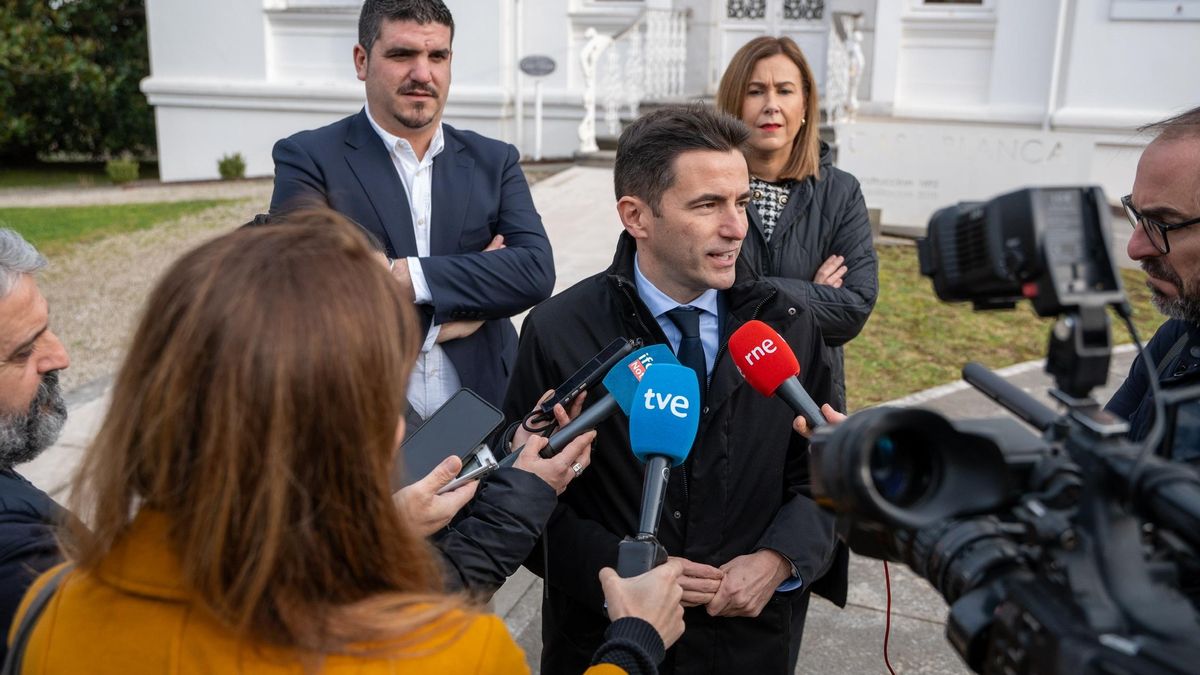 El delegado del Gobierno en Cantabria, Pedro Casares, hace declaraciones a los medios
