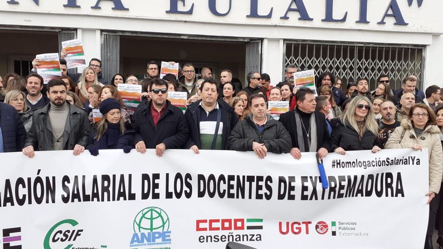 Los sindicatos docentes "cortan" con la Junta de Extremadura, a la que acusan de romper la negociación salarial