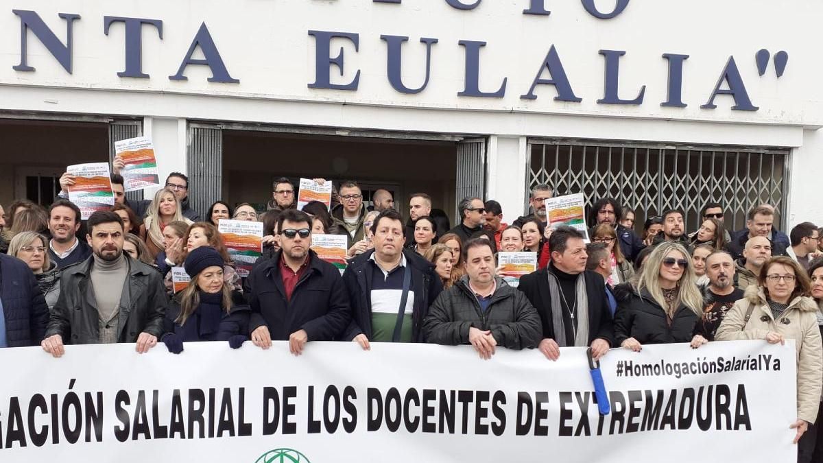Los profesores extremeños cobrarán 130 euros más al mes