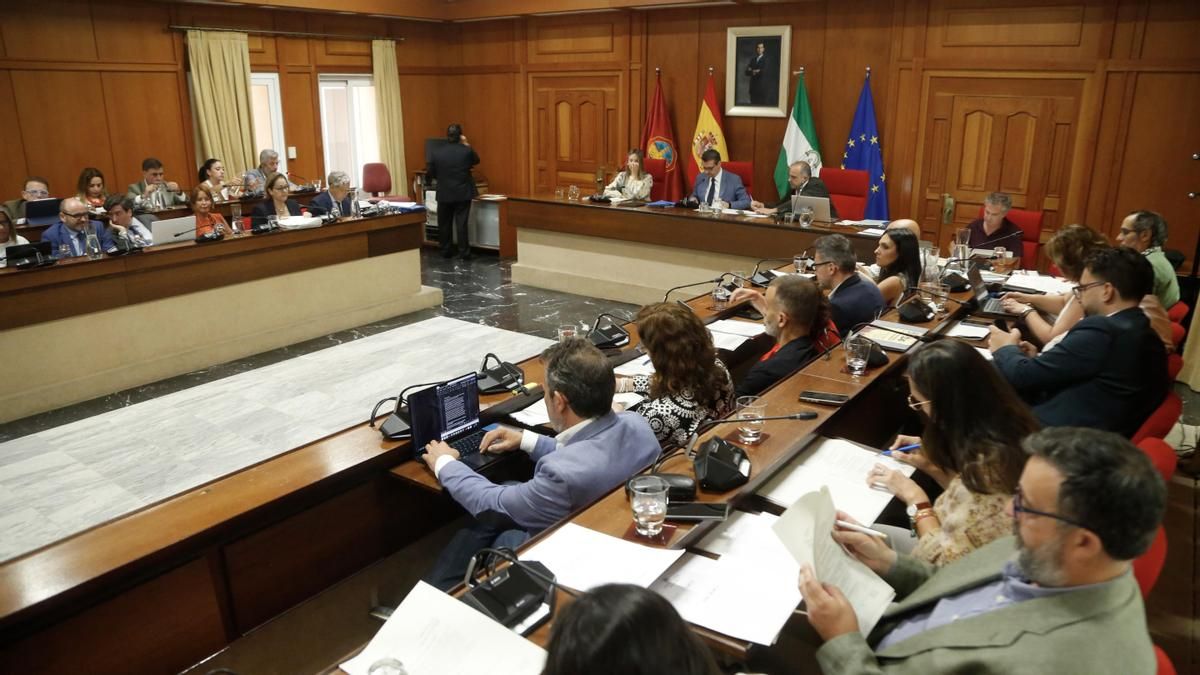 Los partidos se van de vacaciones y solo el PP tiene ya al candidato a la Alcaldía de Córdoba