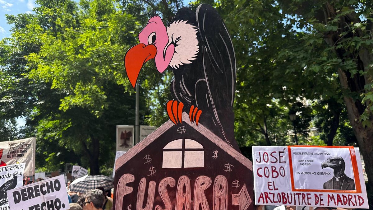 Los buitres, protagonistas de la manifestación por la vivienda en Madrid.