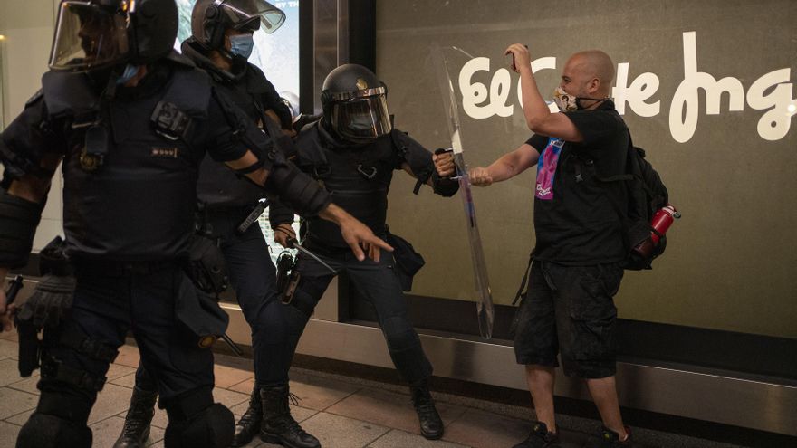 La manifestación terminó con cargas policiales en la calle de la Princesa.