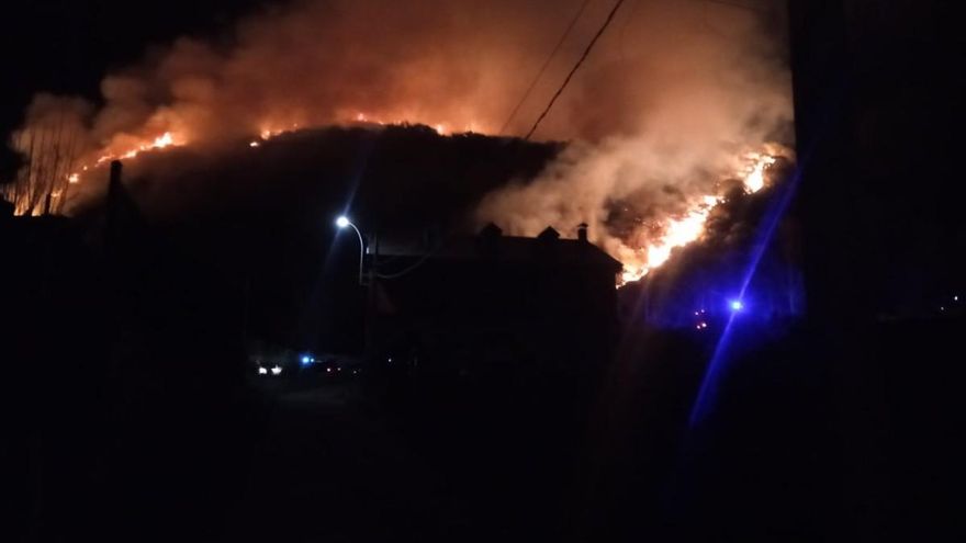 Incendio forestal en Fasgar. // Ángel Santamarta