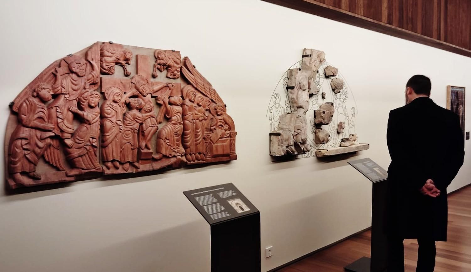 Las reconstrucciones de la Portada del Perdón y, al fondo, la norte perdida de San Isidoro.