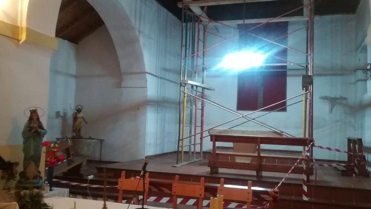 La iglesia de Majaelrayo lleva tres años con los andamios puestos en su interior.