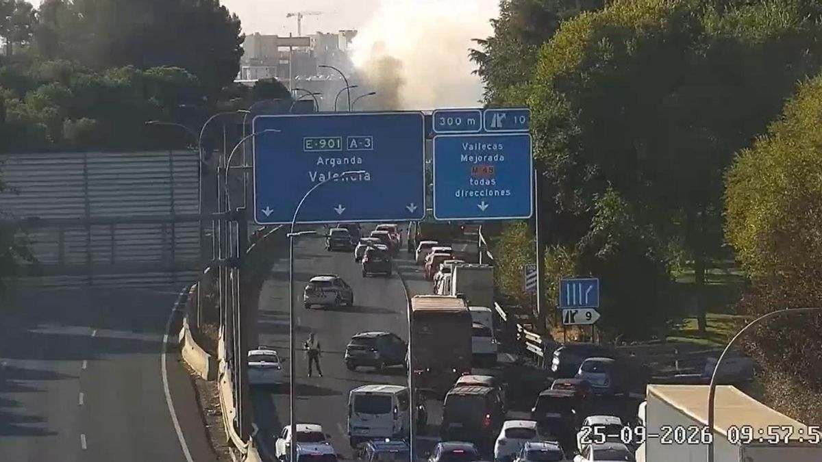 Cortada la A-3 en Madrid por un grave accidente en Santa Eugenia que ha provocado un incendio