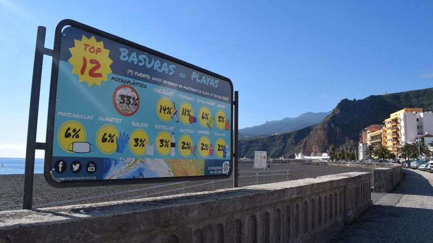 Santa Cruz de La Palma renueva los carteles de la playa para concienciar sobre su limpieza