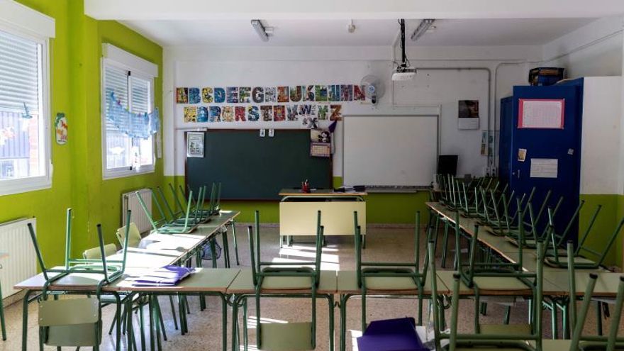 Un aula vacía de un colegio por el estado de alarma decretado por el gobierno para frenar la pandemia del COVID 19.