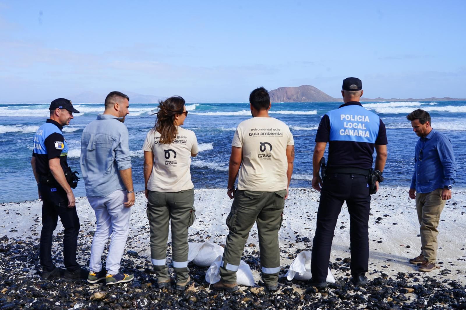 Medio Ambiente y Policía Local  de La Oliva recuperan rodolitos de diferentes propiedades del municipio y los devuelven al litoral.