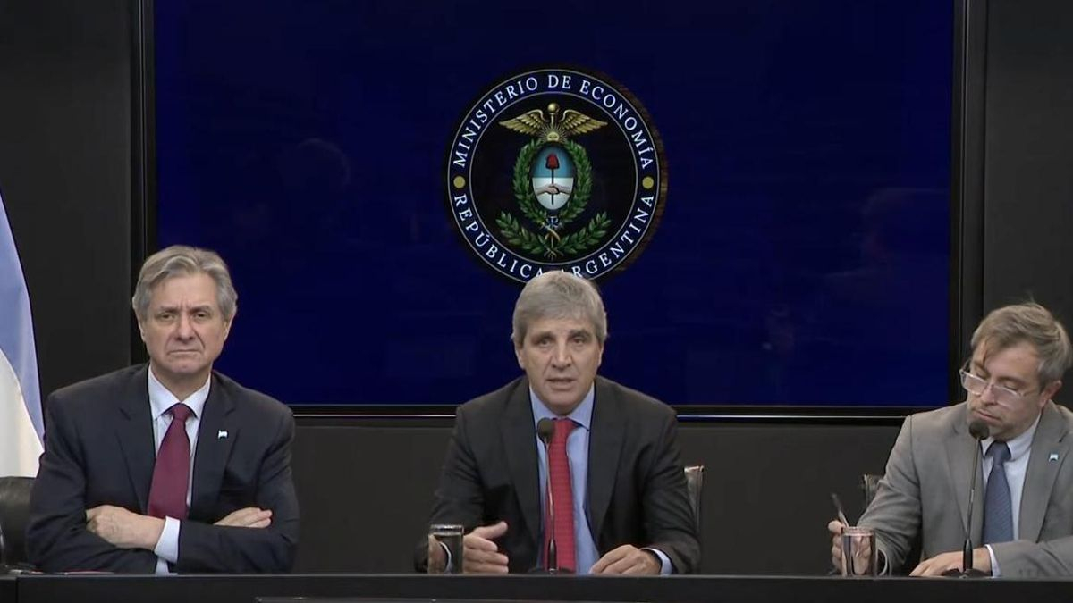 Luis Caputo al frente del equipo económico, este lunes en la conferencia desde el Palacio de Hacienda.