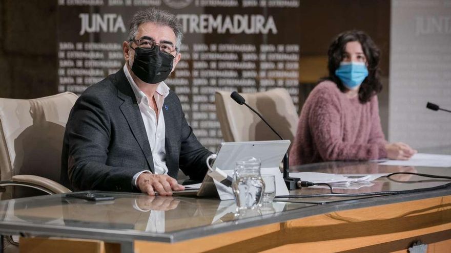 El secretario general de Economía y Comercio, Antonio Ruiz, y la profesora de la Universidad Autónoma de Madrid, Beatriz Sánchez