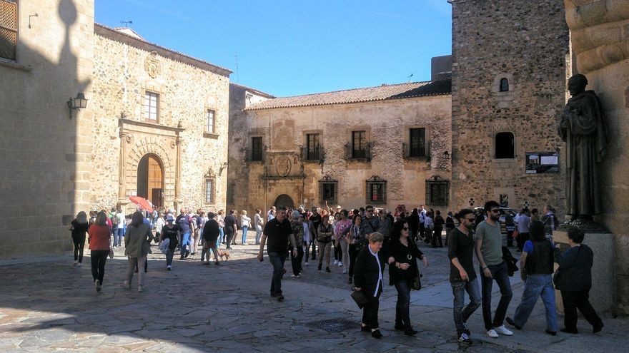 Turistas en la parte antigua de Cáceres