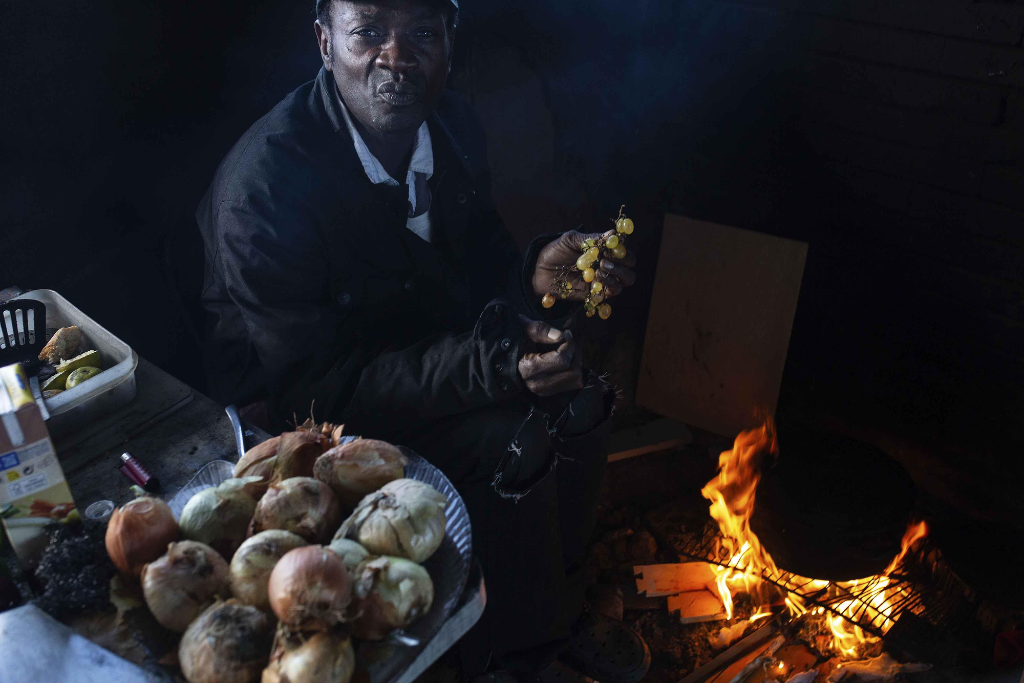 John se calienta y come en la calle.