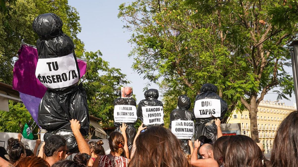Los manifestantes han cargado con sus carteles contra casos concretos.