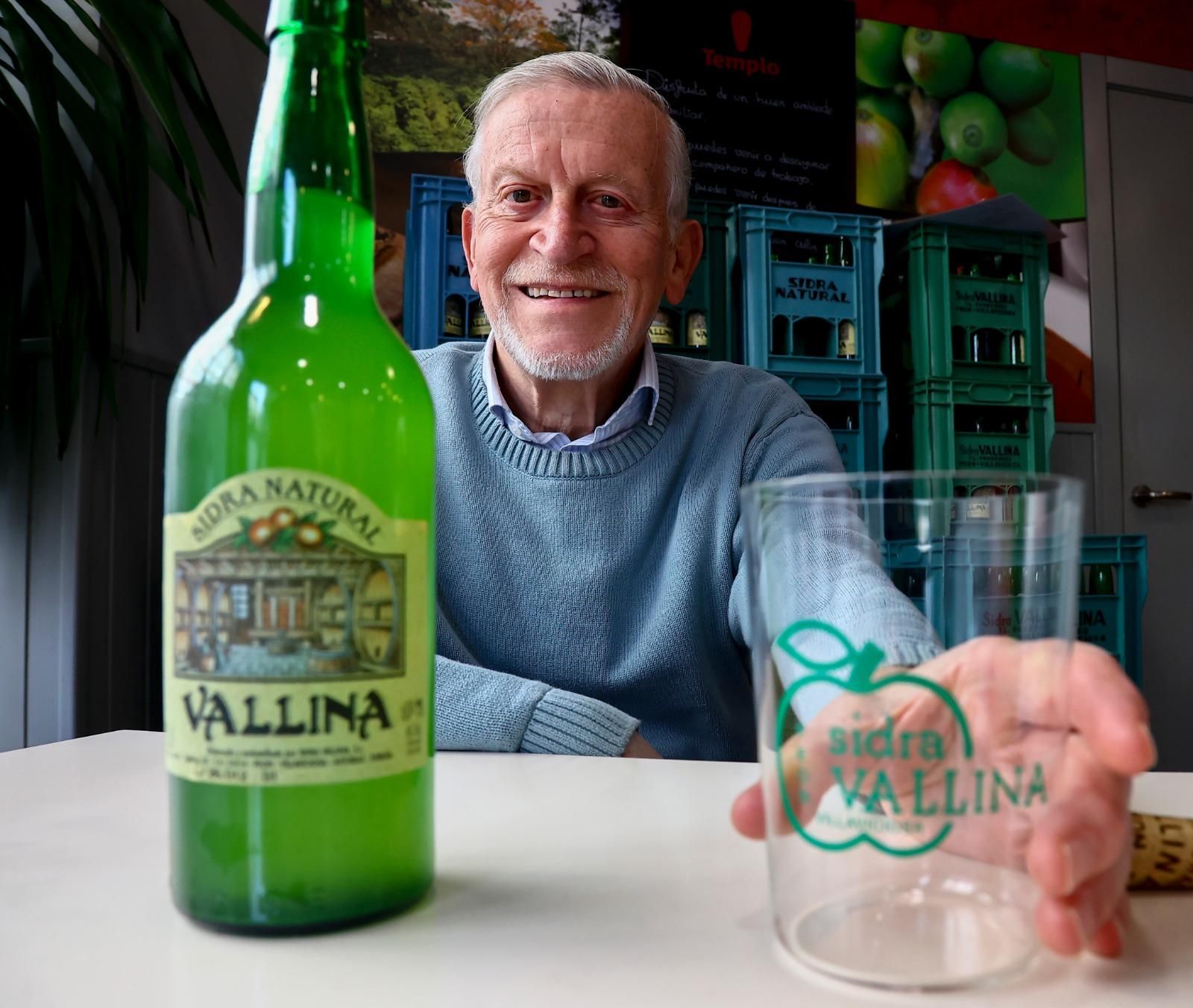 Xuan Xosé Sánchez Vicente, autor del 'Diccionariu de la mazana, el pumar y la sidra', en Gijón/Xixón.
