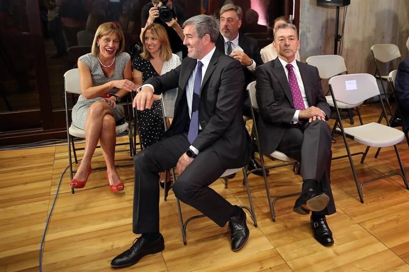 Los ex presidentes de Canarias, Fernando Clavijo (i), y Paulino Rivero, durante el acto de toma de posesión de Torres.