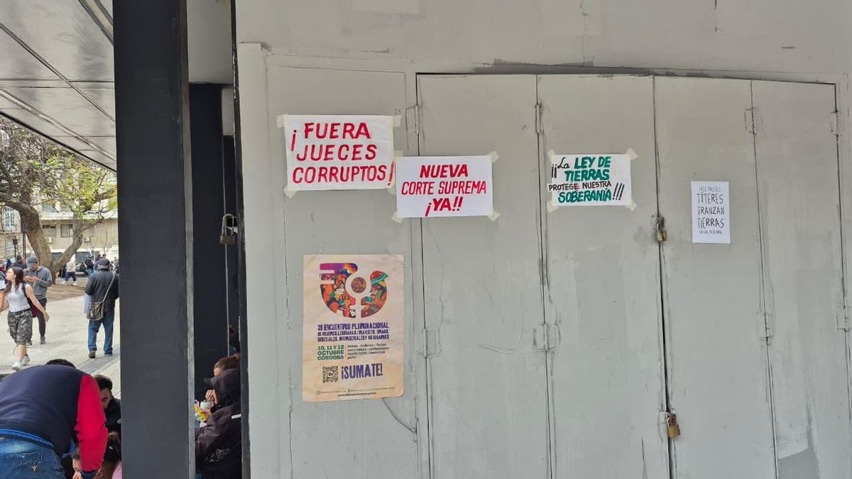 Carteles contra la Corte Suprema pegados en las inmediaciones del Palacio de Tribunales.