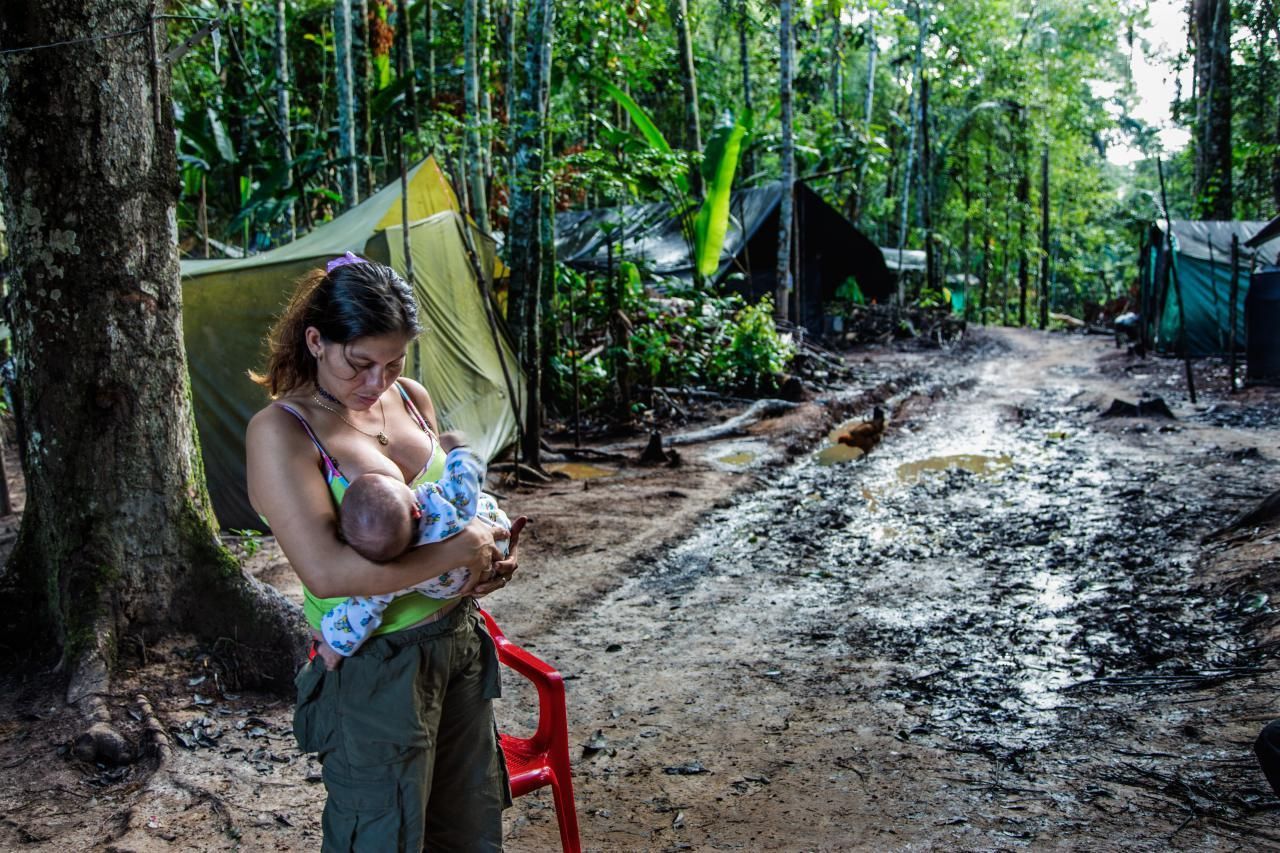 'Colombia, (Re)Birth', serie ganadora del segundo premio de la categoría 'Problemas contemporáneos'. En esta imagen se ve a Angelina, una de las primeras exguerrilleras en quedar embarazada en el campo de transición de las FARC en San José del Guaviare, Colombia. Se unió a las FARC a los 11 años, llamándose a sí misma "Olga", después de que su padrastro intentara abusar de ella.