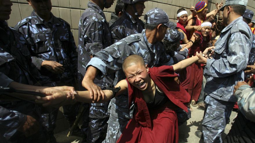 La policía carga contra monjes budistas durante unas manifestaciones a favor del Tíbet en Katmandu