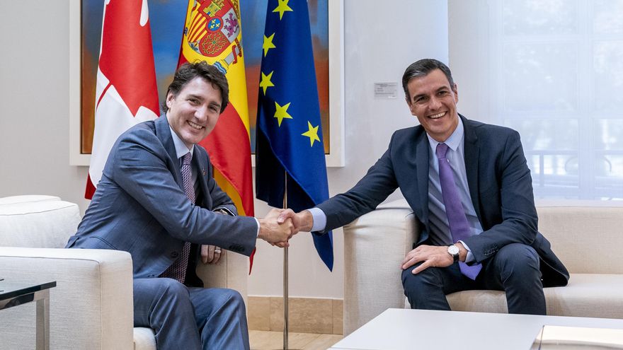 Sánchez y el canadiense Trudeau ofrecen sus mejores sonrisas antes de su reunión en Moncloa tras la cumbre.