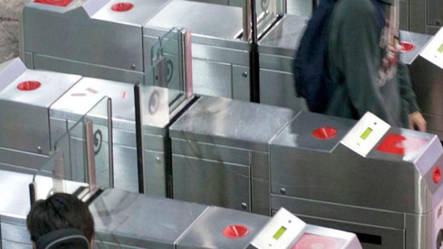 Sánchez y Ayuso extienden a 2024 los descuentos a los abonos transporte en Madrid y también habrá Cercanías gratis