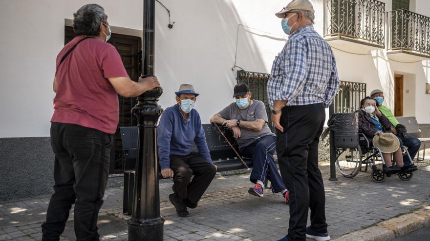 Vecinos de Fuentidueña conversan en una de las calles del pueblo.