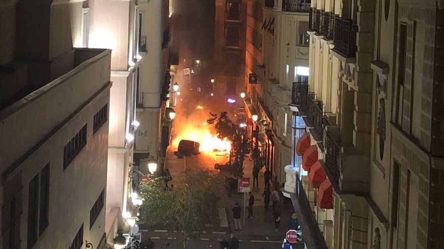 Un contenedor en llamas en la protesta por el encarcelamiento de Pablo Hasel en Madrid.