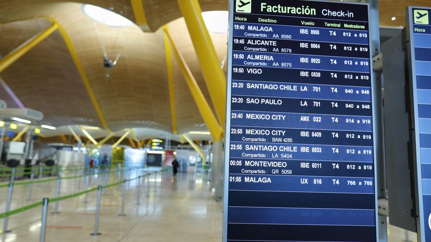 Paneles informativos de la T4 del Aeropuerto de Madrid-Barajas Adolfo Suárez durante el primer día con nuevas restricciones en la movilidad, en Madrid, (España)