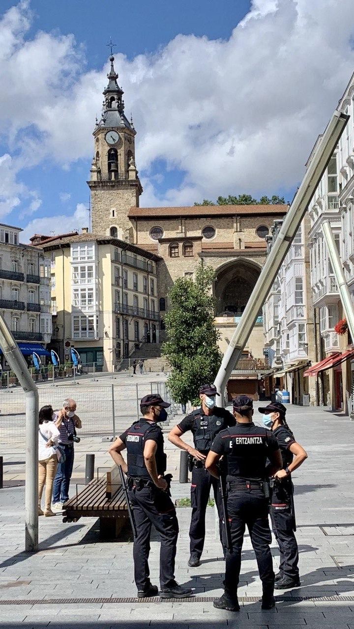 Varios ertzainas en la plaza de la Virgen Blanca minutos antes de vallar los accesos