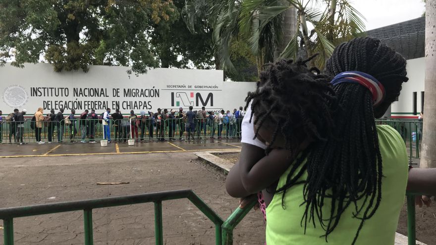 Una madre haitiana sostiene a su hija mientras hace fila afuera de la Estación Migratoria Siglo XXI.