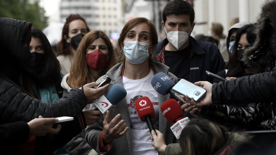 La candidata de Más Madrid a la Presidencia de la Comunidad de Madrid, Mónica García, acompañada de la número 7 en la lista para la Asamblea regional, Loreto Arenillas (i), y del número 2 en la lista, Pablo Gómez Perpinyà (d)