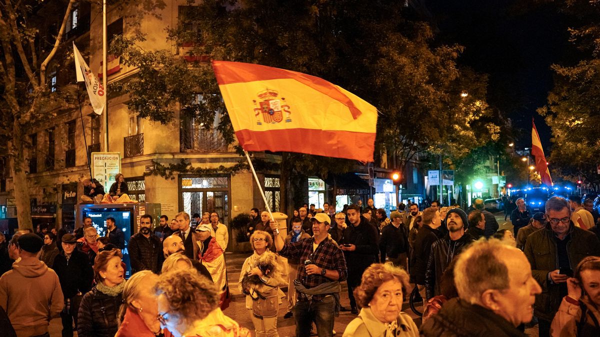 Archivo - Cientos de personas durante una manifestación contra la amnistía frente a la sede del PSOE en Ferraz, a 13 de noviembre de 2023, en Madrid (España).