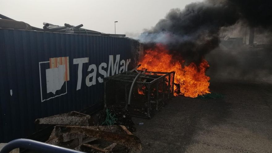 Incendio declarado en el muelle del Castillo del Romeral
