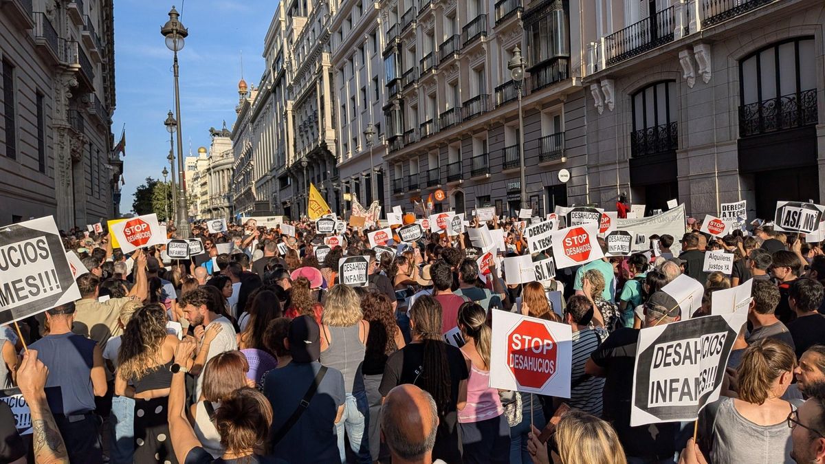 Miles de personas se suman a la manifestación en Madrid contra los desahucios