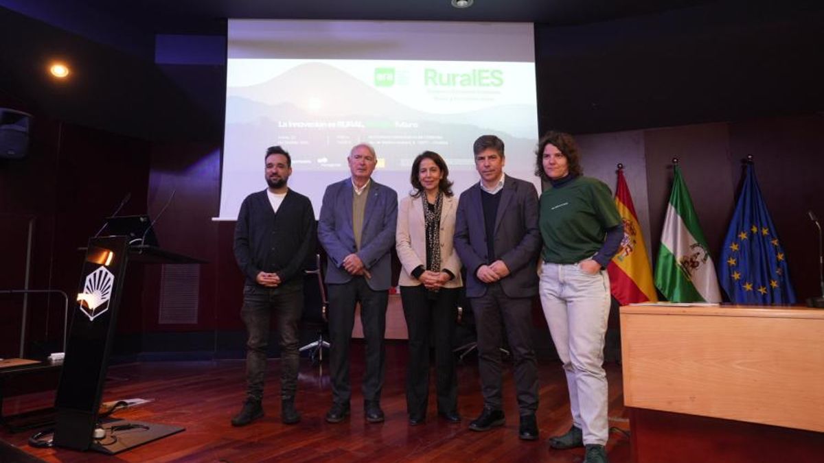 Autoridades y ponentes, durante la inauguración del encuentro.