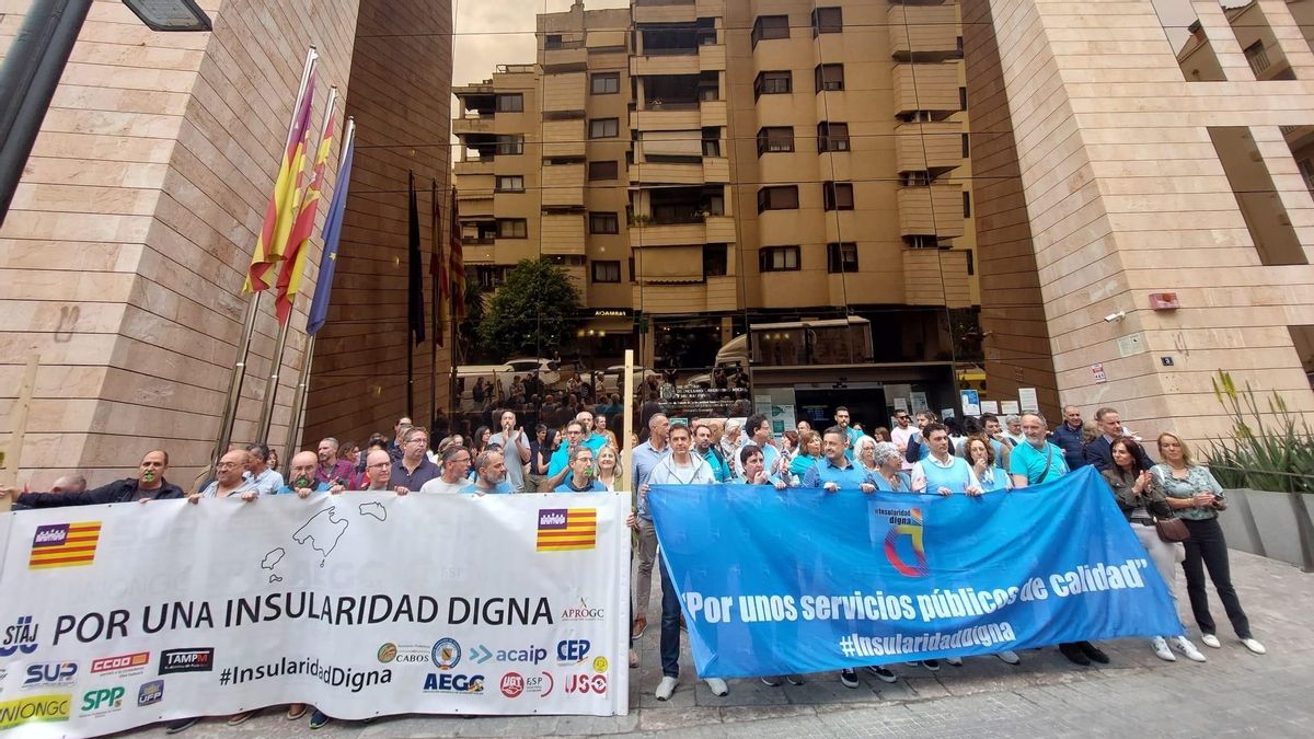 Prop d'un centenar de funcionaris de l'Estat a les Balears es concentren davant de l'edifici de la Seguretat Social a Palma per demanar al Govern central que actualitzi el plus d'insularitat.