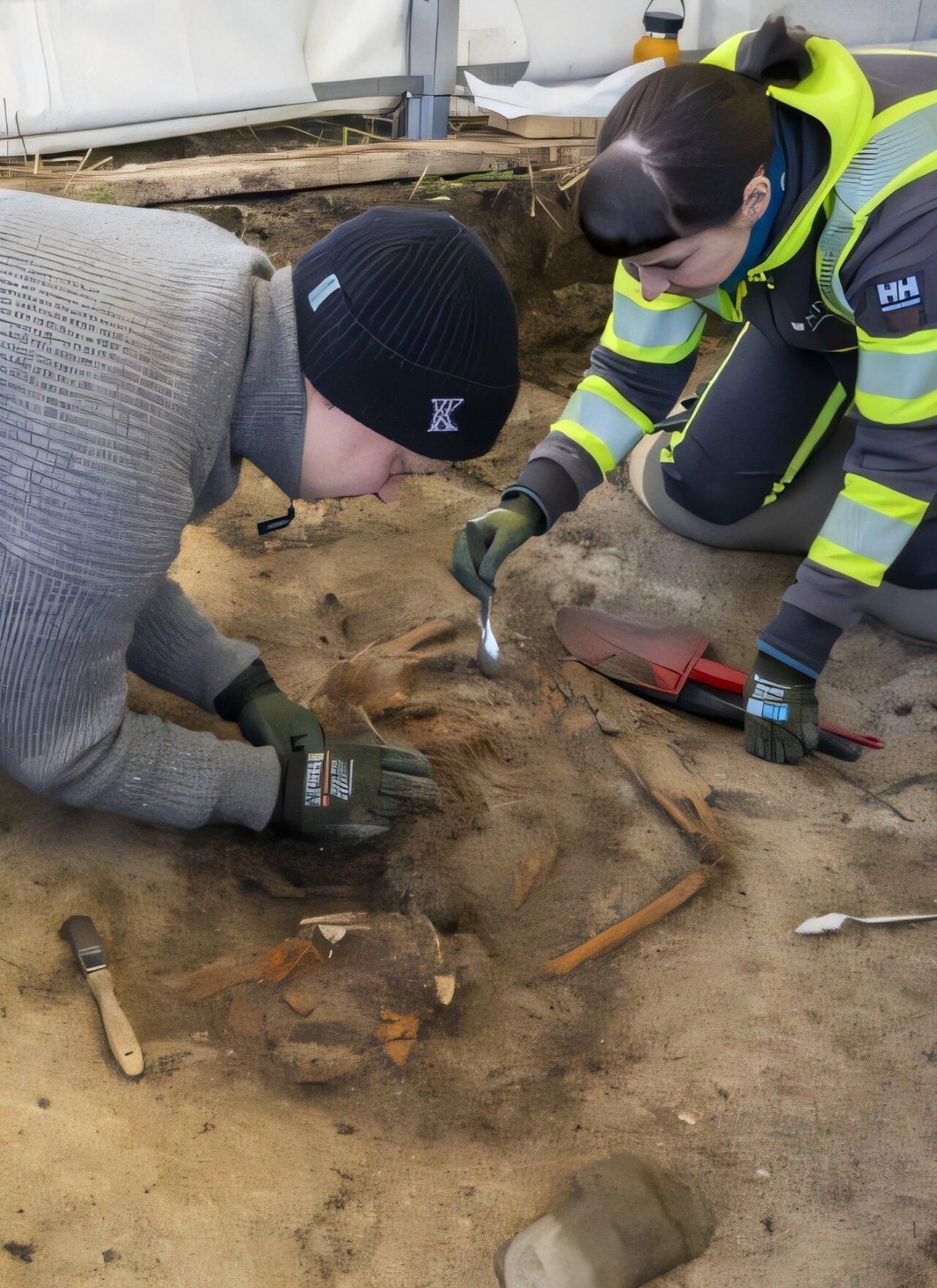 Kristoffer Rantala y Hanne Bryn son arqueólogos del Museo Universitario NTNU. La foto los muestra durante la excavación de la mujer en Bjugn