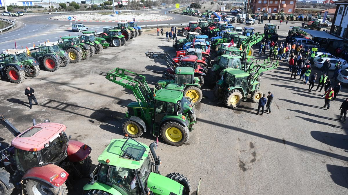 Varios tractores concentrados en  la localidad de Villadangos del Páramo, en León, este miércoles. Cientos de agricultores y ganaderos de León han improvisado este miércoles una protesta que ha consistido en una tractorada que ha provocado importantes retenciones en algunas carreteras, como es el caso de la N-120, una de las que soporta más tráfico de la provincia. EFE/J.Casares