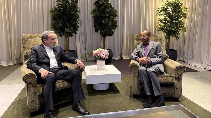 El ministro de Exteriores iraní Abbas Araghchi se reúne con su homólogo de Omán, Al Busaidi, en el marco de las negociaciones con EEUU sobre el programa nuclear