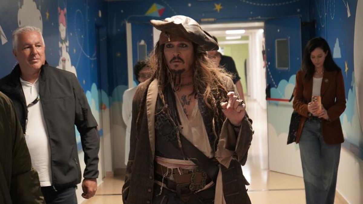 El capitán Jack Sparrow aborda el hospital Donostia: Johnny Depp visita a los niños ingresados