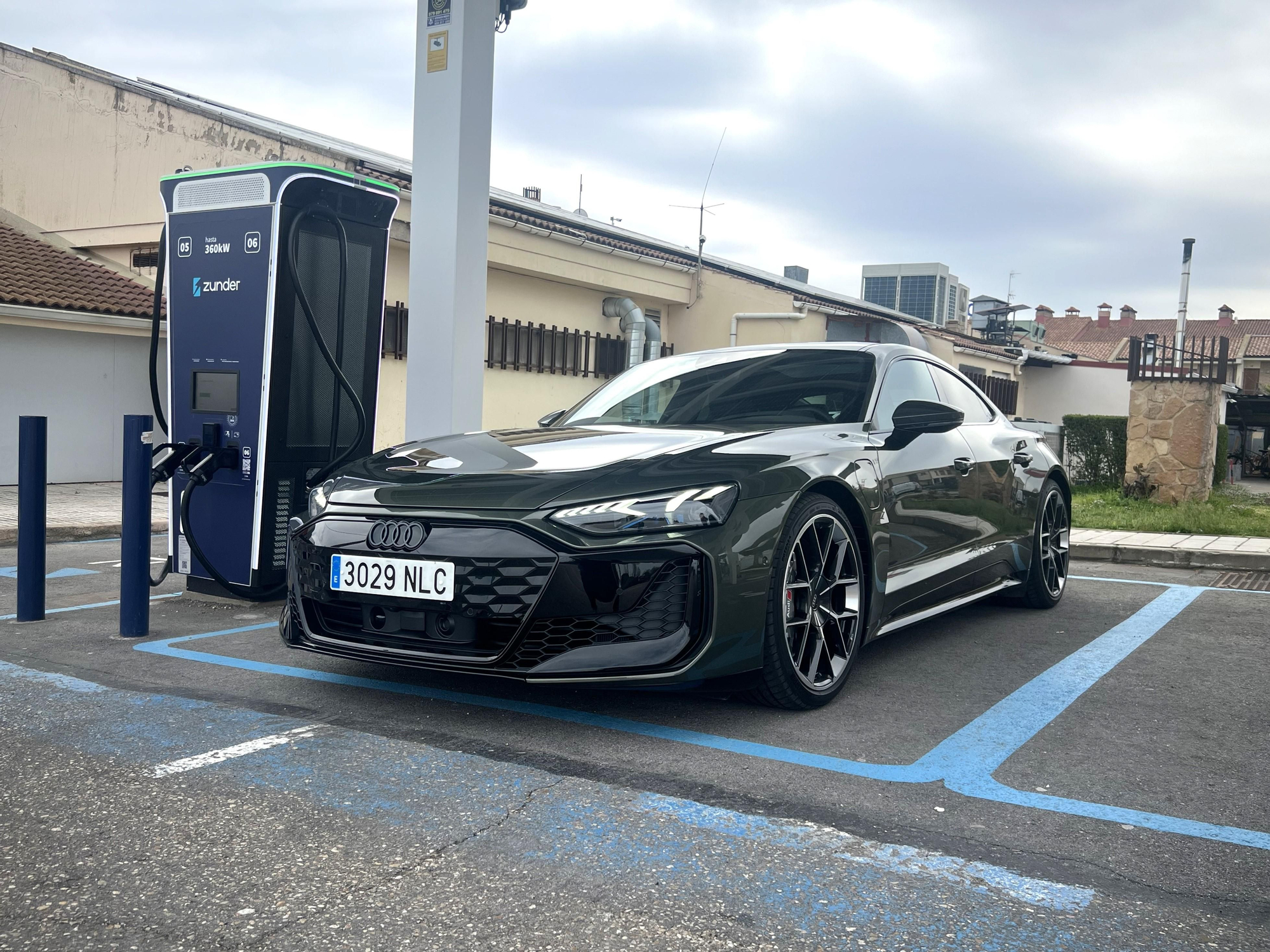 El RS e-tron GT Performance, en pleno proceso de recarga.