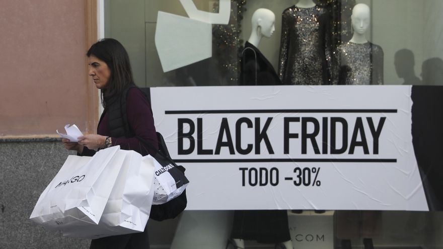 Ciudadanos acuden a comprar durante las rebajas del Black Friday en Sevilla, a 29 de noviembre de 2019.