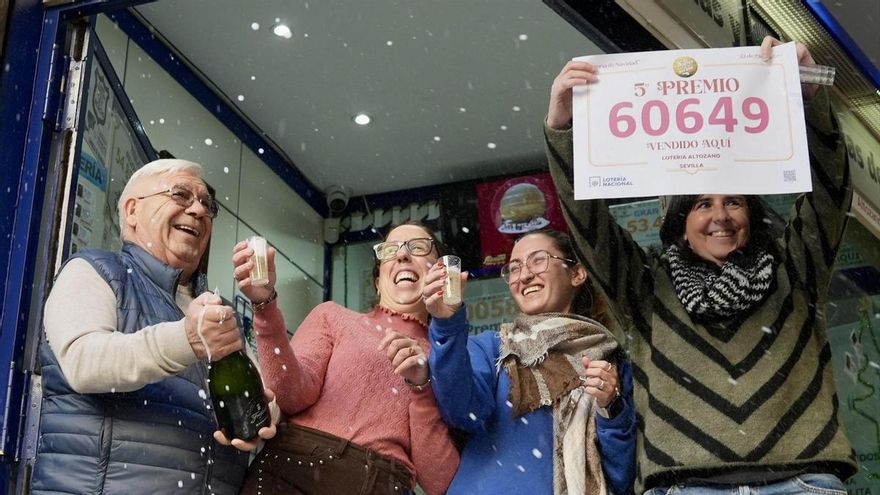 Empleados de la Administración de Lotería situada en la calle San Jacinto en Sevilla