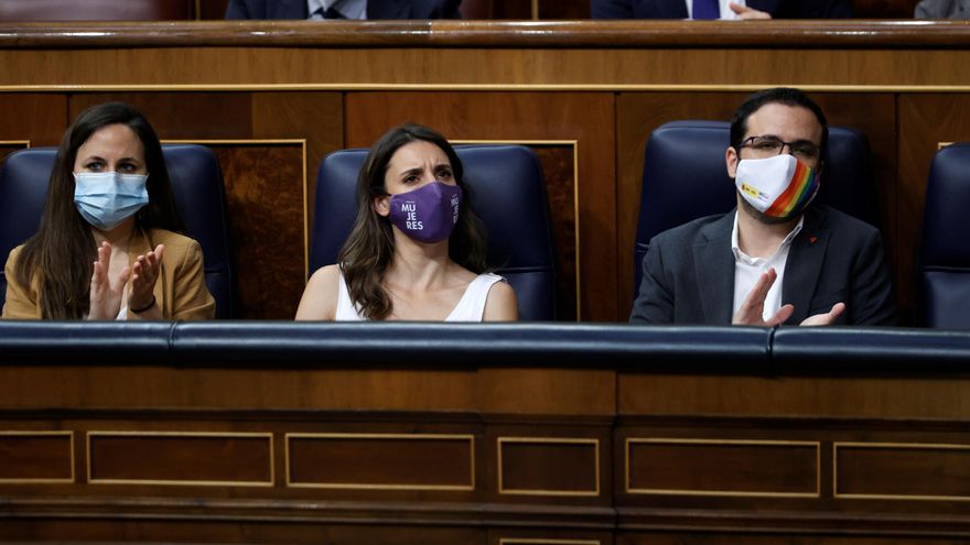 La ministra de Derechos Sociales y Agenda 2030, Ione Belarra (i), la ministra de Igualdad, Irene Montero (c) y el ministro de Consumo, Alberto Garzón (d) durante el pleno del Congreso. EFE/ Emilio Naranjo/Archivo