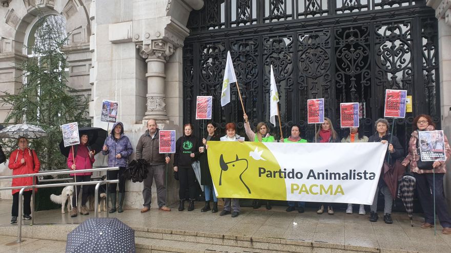 Concentración de PACMA junto al Ayuntamiento de Santander.