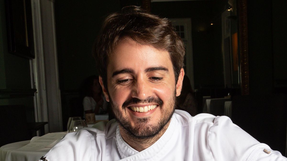 El chef José María Goñi junto a uno de sus platos.