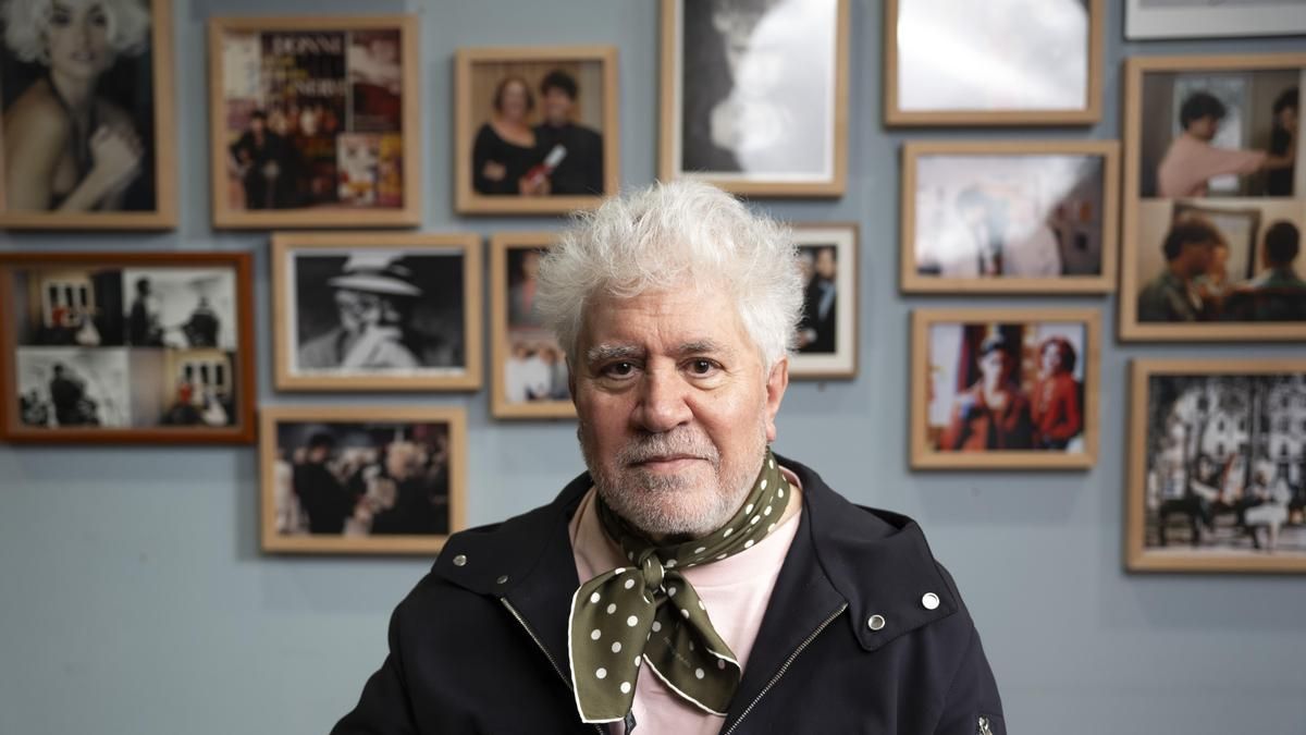 Pedro Almodóvar en la oficina de El deseo